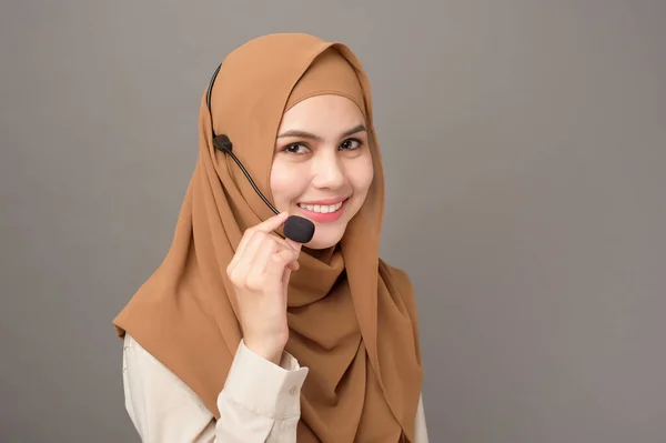 Ritratto Bella Donna Call Center Con Hijab Sfondo Grigio — Foto Stock