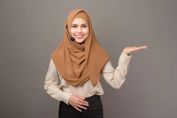 Retrato Hermosa Mujer Centro Llamadas Con Hijab Sobre Fondo Gris — Foto de Stock