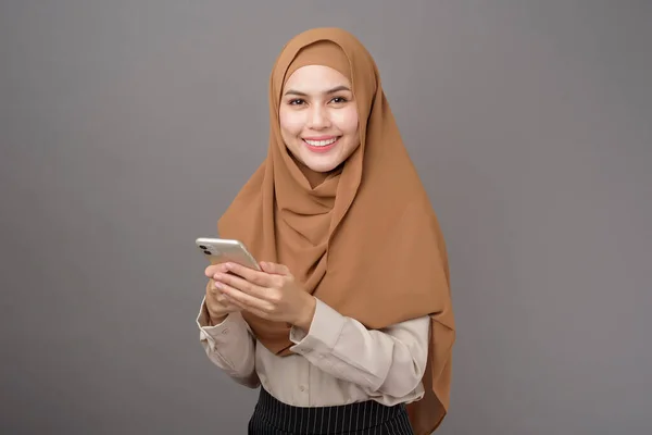 Портрет Красивой Женщины Хиджабом Помощью Мобильного Телефона Сером Фоне — стоковое фото
