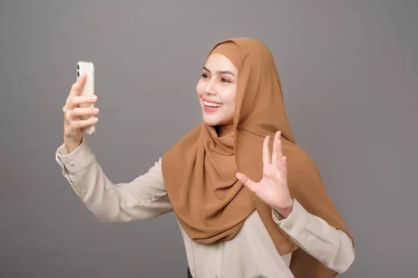 Retrato Mujer Hermosa Con Hijab Usando Teléfono Celular Sobre Fondo —  Fotos de Stock