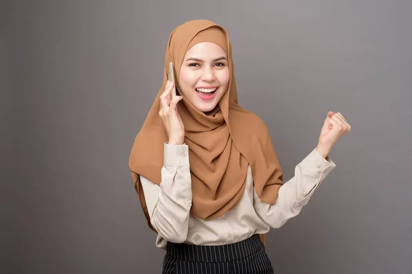 Retrato Mujer Hermosa Con Hijab Usando Teléfono Celular Sobre Fondo — Foto de Stock