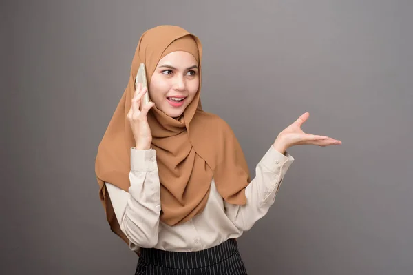 Ritratto Bella Donna Con Hijab Usando Cellulare Sfondo Grigio — Foto Stock