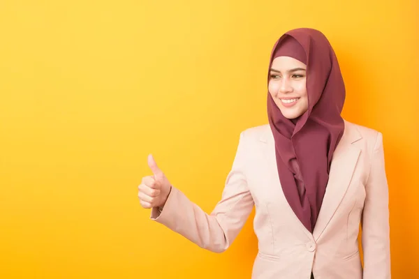 Mulher Negócios Bonita Com Retrato Hijab Fundo Amarelo — Fotografia de Stock