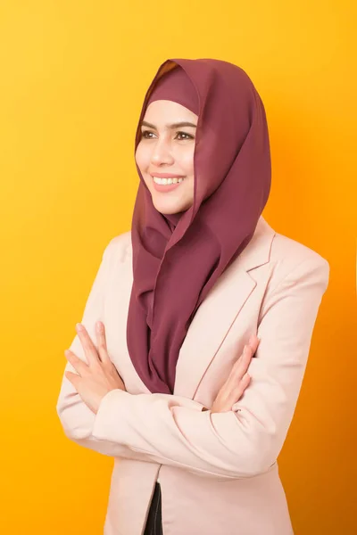 Hermosa Mujer Negocios Con Retrato Hijab Sobre Fondo Amarillo —  Fotos de Stock