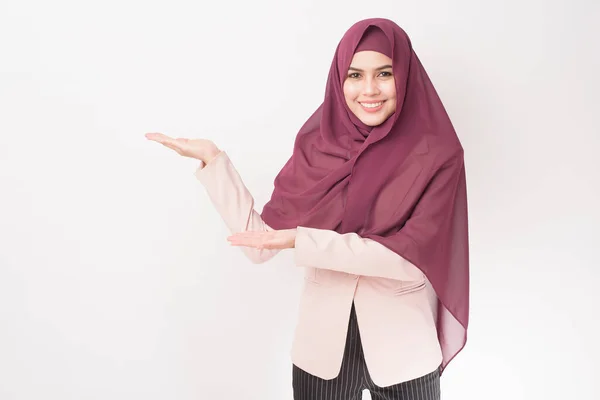 Schöne Geschäftsfrau Mit Hijab Porträt Auf Weißem Hintergrund — Stockfoto