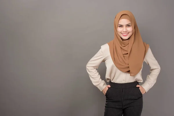 Retrato Mulher Bonita Com Hijab Está Sorrindo Fundo Cinza — Fotografia de Stock