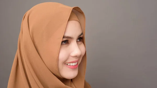 Fechar Mulher Bonita Com Hijab Fundo Cinza — Fotografia de Stock