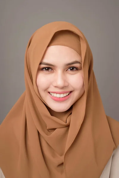 Tutup Wanita Cantik Dengan Hijab Pada Latar Belakang Abu Abu — Stok Foto