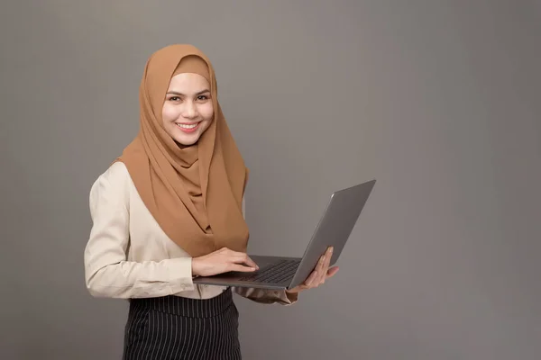 Porträt Der Schönen Frau Mit Hijab Hält Computer Laptop Auf — Stockfoto