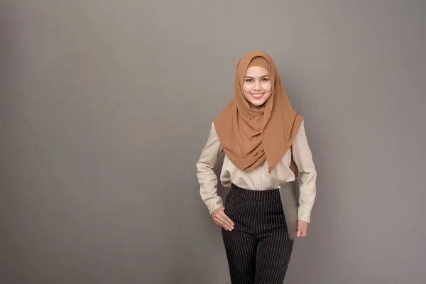 Ritratto Bella Donna Con Hijab Sta Tenendo Computer Portatile Sfondo — Foto Stock