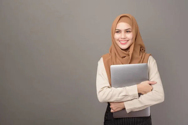 Retrato Mulher Bonita Com Hijab Está Segurando Laptop Computador Fundo — Fotografia de Stock