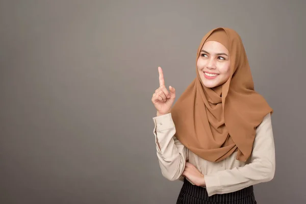 Porträt Einer Schönen Frau Mit Hijab Zeigt Etwas Auf Ihrer — Stockfoto