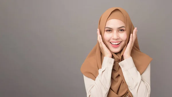 Portret Pięknej Kobiety Hidżabem Uśmiecha Się Szarym Tle — Zdjęcie stockowe