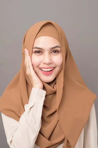 Portret Van Mooie Vrouw Met Hijab Glimlachen Grijze Achtergrond — Stockfoto
