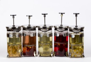 Beyaz bir arka plan üzerinde farklı renkler Bitkisel Çaylar izole