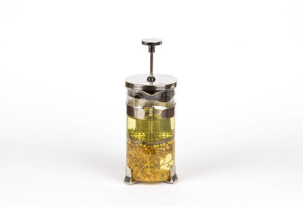 различные цвета на белом фоне изолированные травяные чаи
