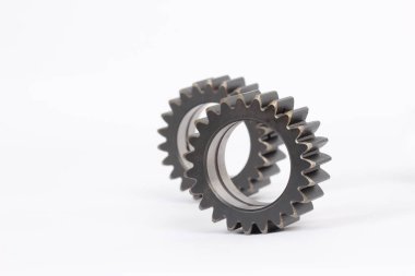 Gears ile dişlerini beyaz bir arka plan üzerinde meşgul küçük grup.