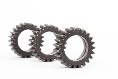 Gears ile dişlerini beyaz bir arka plan üzerinde meşgul küçük grup.