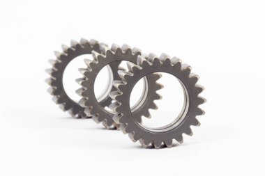 Gears ile dişlerini beyaz bir arka plan üzerinde meşgul küçük grup.
