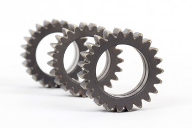 Gears ile dişlerini beyaz bir arka plan üzerinde meşgul küçük grup.