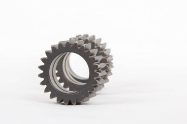 Gears ile dişlerini beyaz bir arka plan üzerinde meşgul küçük grup.