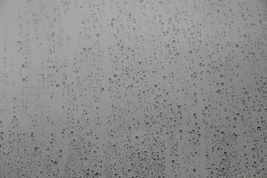 Cam zemin üzerinde yağmur damlaları