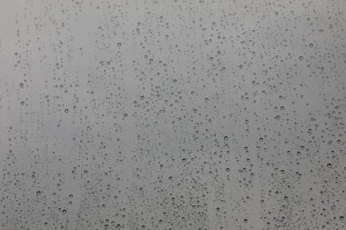 Cam zemin üzerinde yağmur damlaları