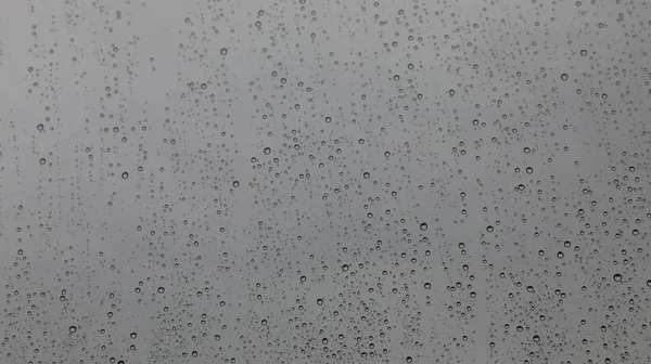 ガラスの背景に雨滴が — ストック写真