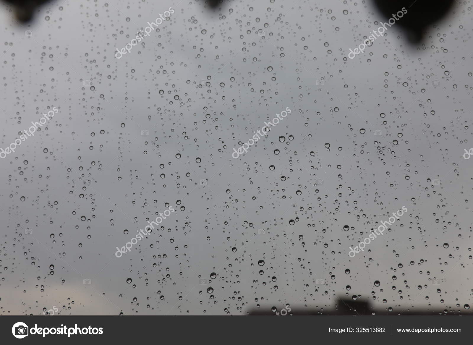 玻璃背景上的雨滴 图库照片 C Ozguroral 玻璃背景上的雨滴 图库照片 C Ozguroral