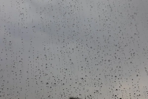 透明ガラス上の雨滴の背景画像 — ストック写真
