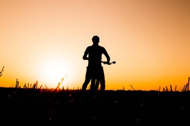 günbatımı ve siluet arka ışık motorcu