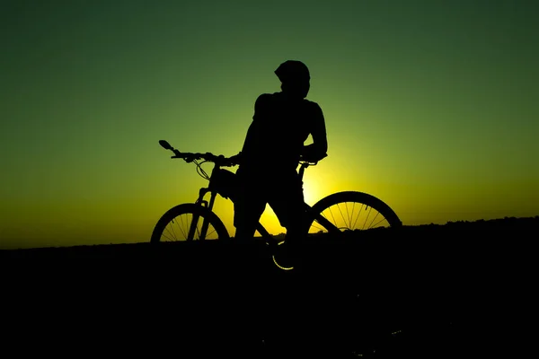 Zonsondergang Silhouet Achtergrondverlichting Fietsers — Stockfoto