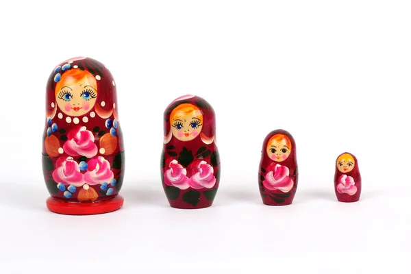 geleneksel Rusça matryoshka bebek beyaz arka plan üzerinde