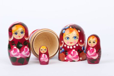 geleneksel Rusça matryoshka bebek beyaz arka plan üzerinde