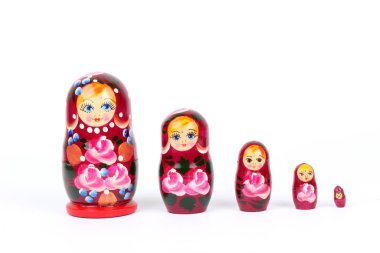 geleneksel Rusça matryoshka bebek beyaz arka plan üzerinde