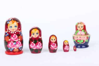 geleneksel Rusça matryoshka bebek beyaz arka plan üzerinde