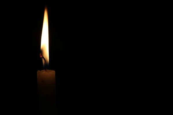 Jedna Svíčka Jasně Hořící Černém Pozadí — Stock fotografie