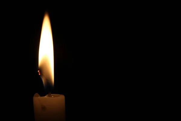 Una Candela Luce Che Brucia Luminosamente Sullo Sfondo Nero — Foto Stock