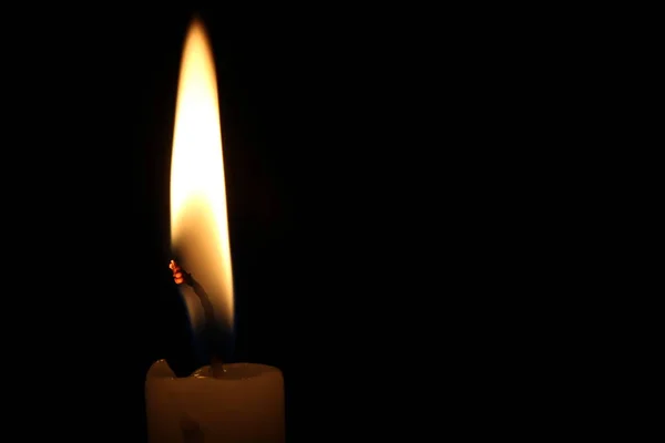 Una Candela Luce Che Brucia Luminosamente Sullo Sfondo Nero — Foto Stock