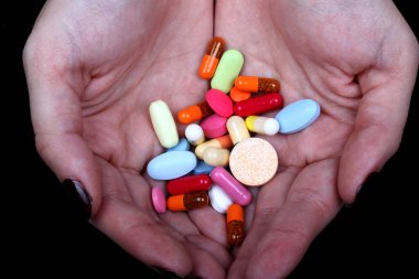 Avuçta renkli haplar