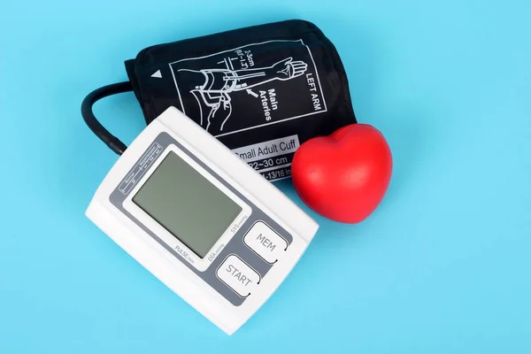 Elektronik tansiyon ölçer ve kırmızı kalp
