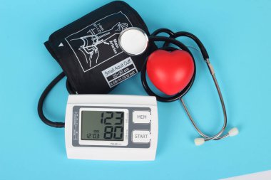 Elektronik tansiyon ölçer ve kırmızı kalp
