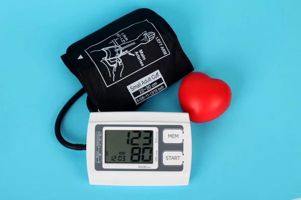 Elektronik tansiyon ölçer ve kırmızı kalp