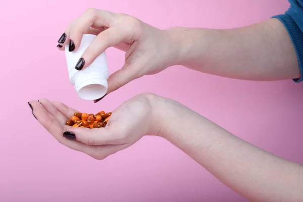 Vényköteles Gyógyszerek Egy Rózsaszín Hátterű Kezébe Ömlöttek — Stock Fotó