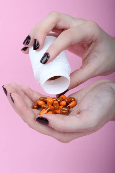 Medicamentos Prescritos Derramados Nas Mãos Uma Mulher Fundo Rosa — Fotografia de Stock