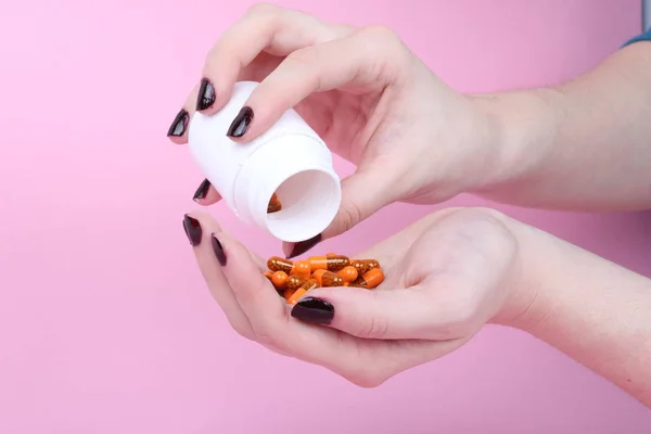 Medicamentos Prescritos Derramados Nas Mãos Uma Mulher Fundo Rosa — Fotografia de Stock