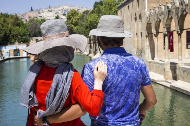 Şanlıurfa, Chemical şapkası iki turistin önünde birbirine sarılıyor.,