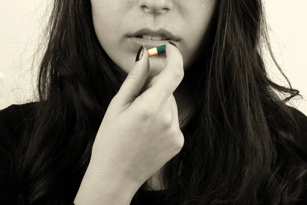 Ung Kvinna Som Piller Munnen — Stockfoto