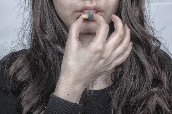 Ung Kvinna Som Piller Munnen — Stockfoto