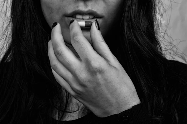 Jeune Femme Qui Pilule Dans Bouche — Photo